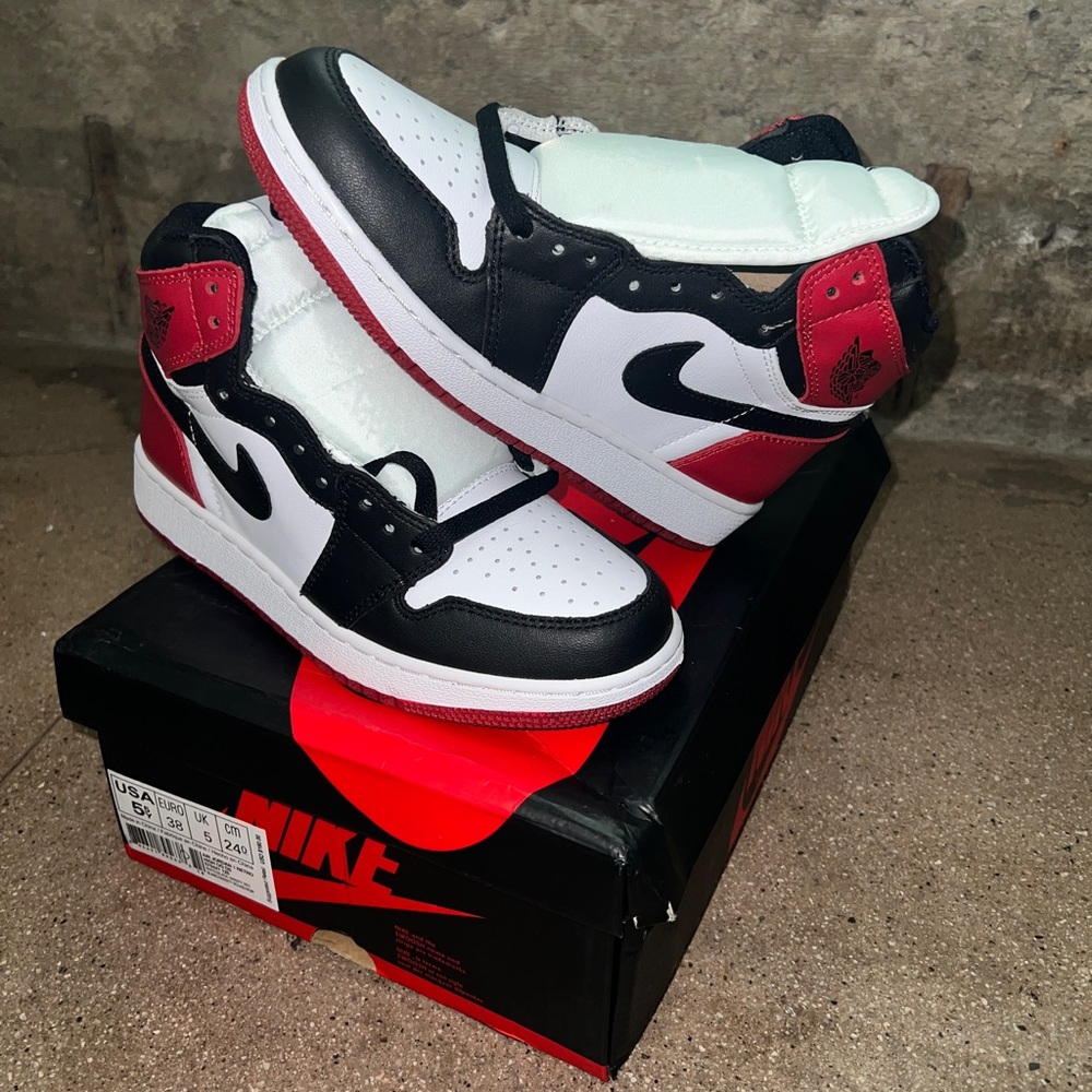 Jordan 1 Black Toe Retro OG (Size 5.5Y / 7 Womens) (new)